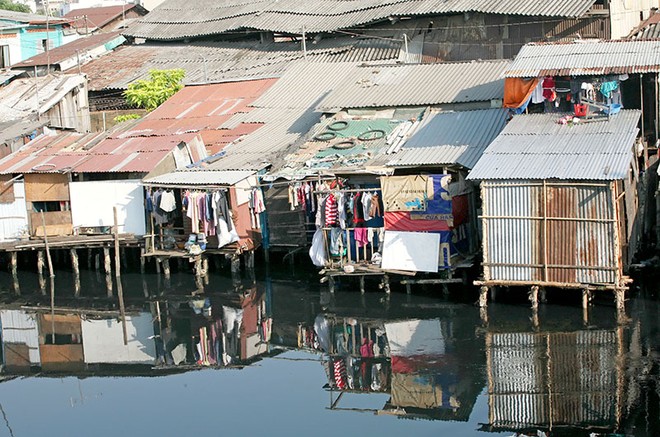 Hiện nay, TP.HCM có 13.500 căn nhà nằm trên và ven kênh rạch chưa được di dời - Ảnh: Lê Toàn