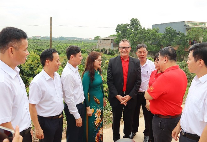 Doanh nghiệp trao đổi cùng lãnh đạo tỉnh Bắc Giang.