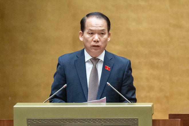 Chủ nhiệm Ủy ban Pháp luật Hoàng Thanh Tùng trình bày báo cáo. 