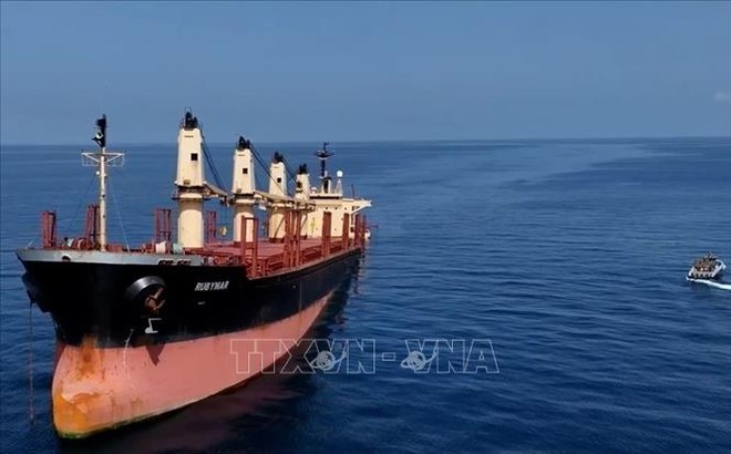 Tàu chở hàng neo gần bờ biển Yemen sau khi bị lực lượng Houthi tấn công ngày 18/2/2024. Ảnh (tư liệu): THX/TTXVN