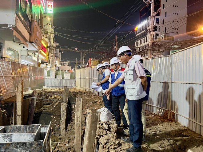 Các kỹ sư, công nhân đang miệt mài di dời hạ tầng kỹ thuật để có mặt bằng làm tuyến metro số 2. Ảnh: Lê Toàn