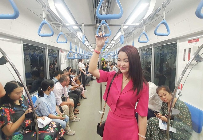 Người dân trải nghiệm đi tàu tuyến metro số 1 trong thời gian chạy thử nghiệm vào cuối tháng 4 năm nay. Ảnh: Lê Toàn
