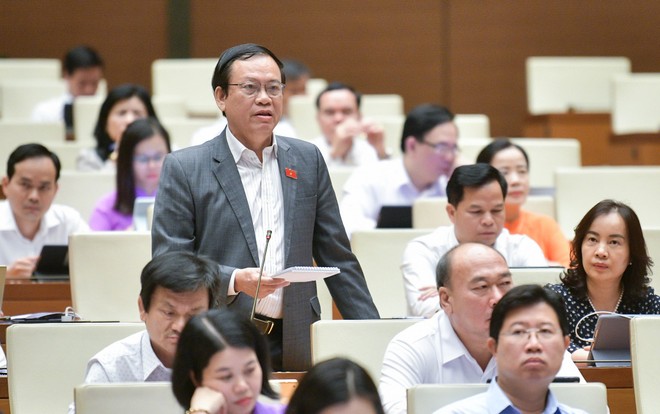 Đại biểu Vũ Trọng Kim tranh luận trên Hội trường Quốc hội trong phiên làm việc sáng 29/5.