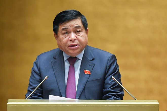  Bộ trưởng Bộ Kế hoạch và Đầu tư Nguyễn Chí Dũng trình bày báo cáo.