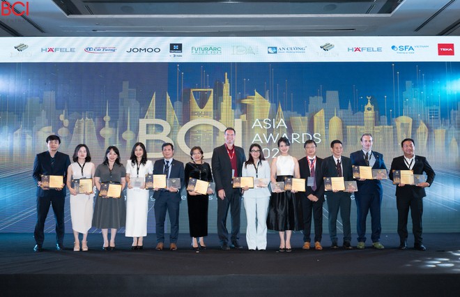 Bà Nguyễn Lâm Nhi Thùy (thứ sáu từ trái sang), đại diện Tập đoàn Sun Group nhận giải thưởng BCI Top 10 Developers 2024
