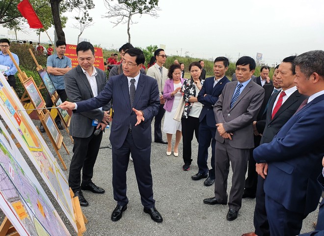 Ông Nguyễn Hoàng, Chủ tịch HANSIBA báo cáo tiến độ Khu công nghiệp hỗ trợ Nam Hà Nội với lãnh đạo UBND TP. Hà Nội