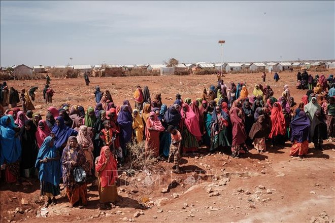 Người dân chờ được phát lương thực cứu trợ tại trại tị nạn ở Baidoa, Somalia. Ảnh tư liệu: AFP/TTXVN