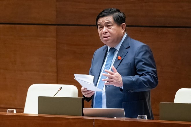 Bộ trưởng Bộ Kế hoạch và đầu tư Nguyễn Chí Dũng báo cáo giải trình.