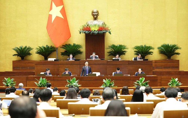 Phó thủ tướng Trần Hồng Hà báo cáo hướng giải quyết những vấn đề nóng được đại biểu Quốc hội, cử tri quan tâm Ảnh: Đ.T