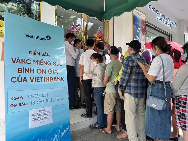 Người dân xếp hàng mua vàng tại một điểm bán của VietinBank trên đường Phố Huế, Hà Nội