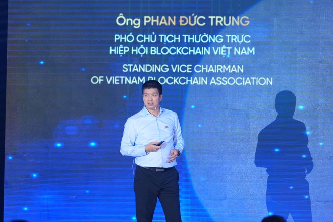 Ông Phan Đức Trung, Phó Chủ tịch Thường trực Hiệp hội Blockchain Việt Nam (VBA) đang chia sẻ về bức tranh toàn cảnh ngành blockchain Việt Nam và toàn cầu đang thay đổi theo hướng tập trung vào ứng dụng và tác động thực tế tới nền kinh tế