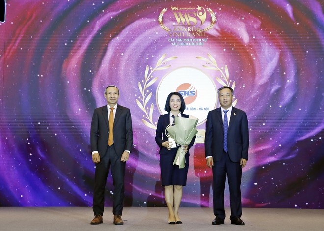 Bà Lê Thị Hoài Thu – Phó Giám đốc Trung tâm môi giới SHS (giữa) đại diện SHS nhận vinh danh của Ban tổ chức 