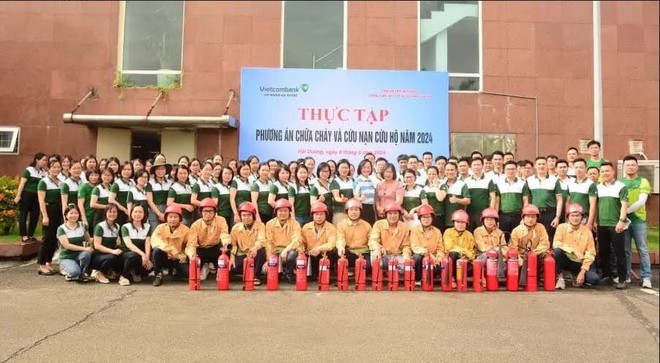 Tập thể cán bộ và lực lượng bảo vệ tại Vietcombank Hải Dương tham gia thực tập công tác PCCC & CNCH