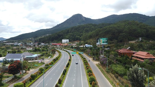 Sau khi hoàn thành, các dự án cao tốc qua tỉnh Lâm Đồng sẽ kết nối đồng bộ, tạo điều kiện thuận lợi không chỉ về mặt giao thông mà còn "kích cầu" phát triển kinh tế - xã hội. Trong ảnh là cao tốc Liên Khương - Prenn.