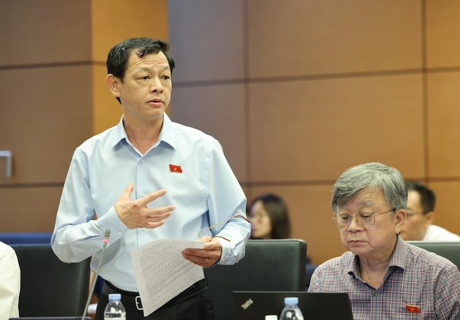 Giám đốc Bệnh viện Chợ Rẫy TP.HCM Nguyễn Tri Thức phát biểu tại tổ. Ảnh Duy Linh. 