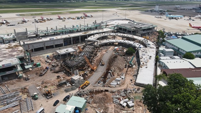 Nhà thầu đang lắp đặt kết cấu khung thép cho phần mái của nhà ga T3, Sân bay Tân Sơn Nhất- Ảnh: Lê Minh