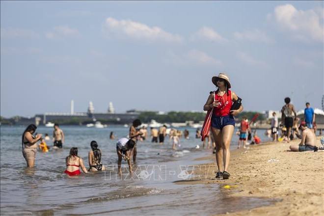 Người dân tắm biển tránh nóng tại Chicago, Mỹ ngày 17/6/2024. Ảnh: THX/TTXVN