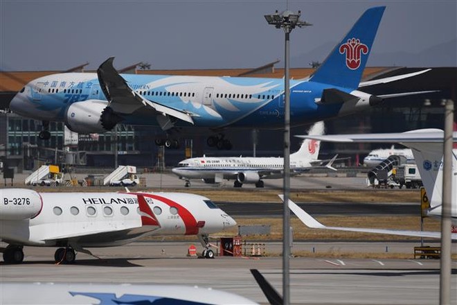 Máy bay 737 MAX 8 của Air China (giữa) và máy bay Boeing 787 của China Southern Airlines tại sân bay Bắc Kinh, Trung Quốc. Ảnh: AFP/TTXVN