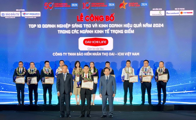 Ông Ngô Việt Phương, Phó tổng giám đốc Kinh doanh Dai-ichi Life Việt Nam nhận vinh danh “Top 10 Doanh nghiệp Sáng tạo và Kinh doanh hiệu quả năm 2024 - Ngành Bảo hiểm” 