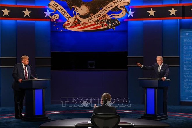 Ông Donald Trump và đối thủ Joe Biden tại cuộc tranh luận trực tiếp lần thứ nhất ở thành phố Cleveland, bang Ohio tháng 9/2020. Ảnh: AFP/TTXVN