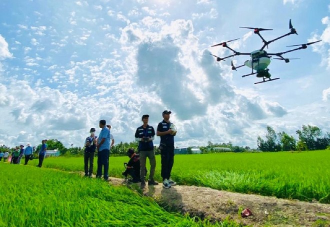 Thiết bị bay không người lái (Drone/UAV) sẽ thay thế người nông dân thực hiện phun thuốc bảo vệ thực vật trên đồng ruộng.