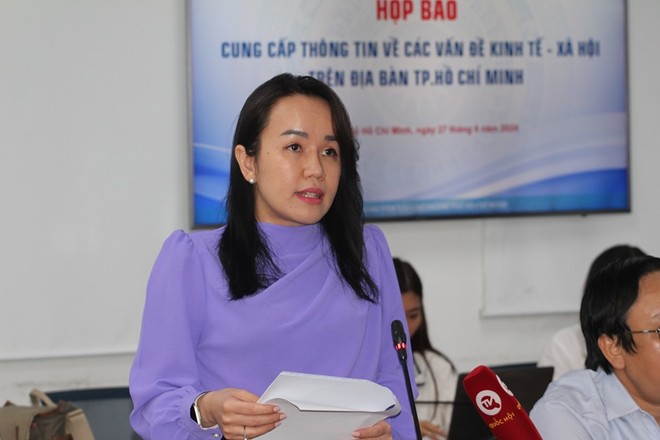 Bà Lê Thiện Quỳnh Như, Chánh Văn phòng Sở Y tế TP.HCM thông tin tại buổi họp báo. Ảnh: Thành Nhân