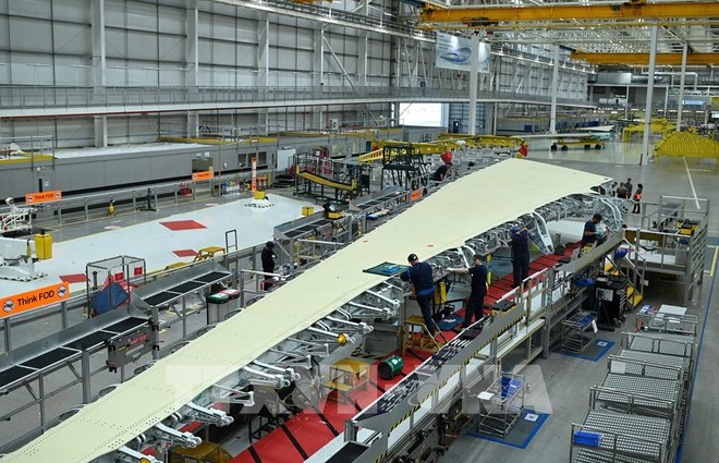Công nhân làm việc tại một nhà máy sản xuất ô tô ở Sunderland, Anh. (Ảnh: AFP/TTXVN)