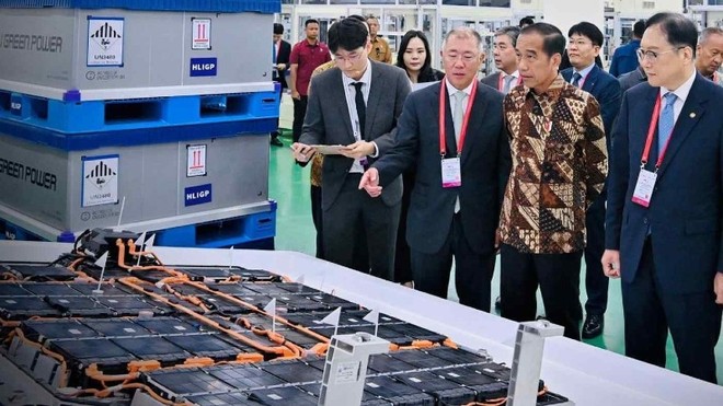 Tổng thống Indonesia Joko Widodo thị sát nhà máy sản xuất pin xe điện đầu tiên của nước này ở Karawang vào ngày 3/7. Ảnh: Văn phòng Tổng thống Indonesia