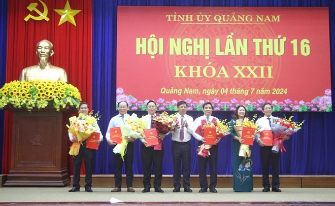 Ban thường vụ Tỉnh ủy Quảng Nam tặng hoa cho 6 cán bộ được phân công nhiệm vụ mới.