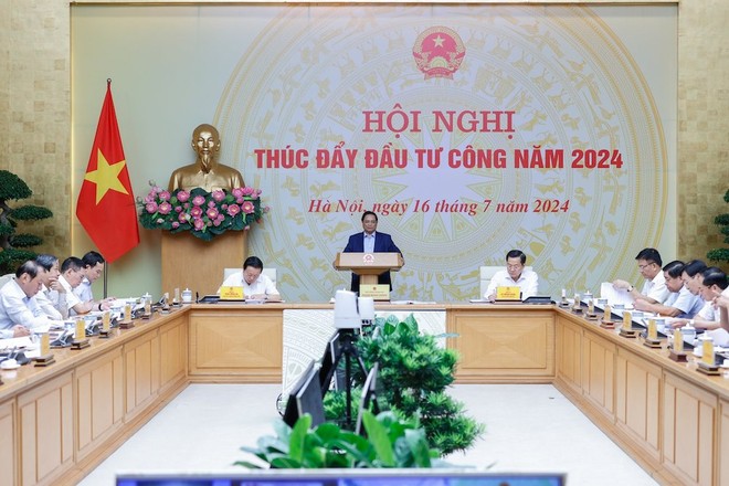 Thủ tướng Phạm Minh Chính chủ trì Hội nghị trực tuyến toàn quốc của Thường trực Chính phủ về thúc đẩy đầu tư công năm 2024. Ảnh: Nhật Bắc