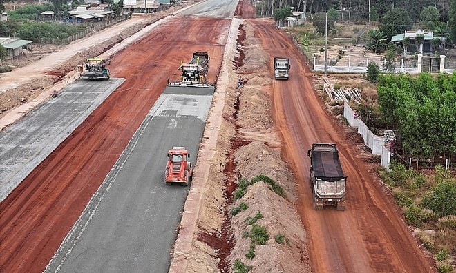 Các dự án đầu tư công đã mang lại nguồn việc cho không ít doanh nghiệp xây dựng và vật liệu xây dựng