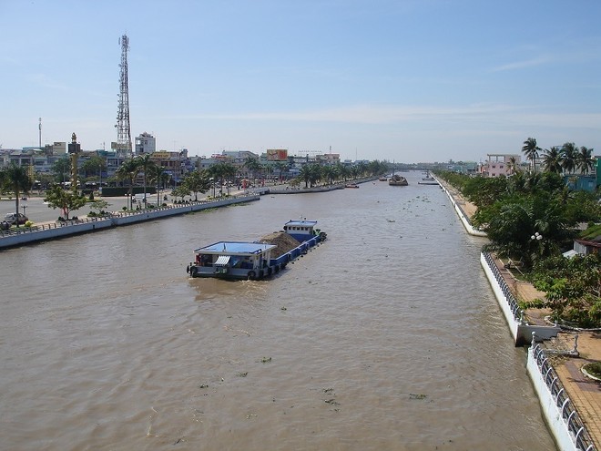 Xà lan vận chuyển cát trên kênh Xáng Xà No đoạn qua TP Vị Thanh - Hậu Giang