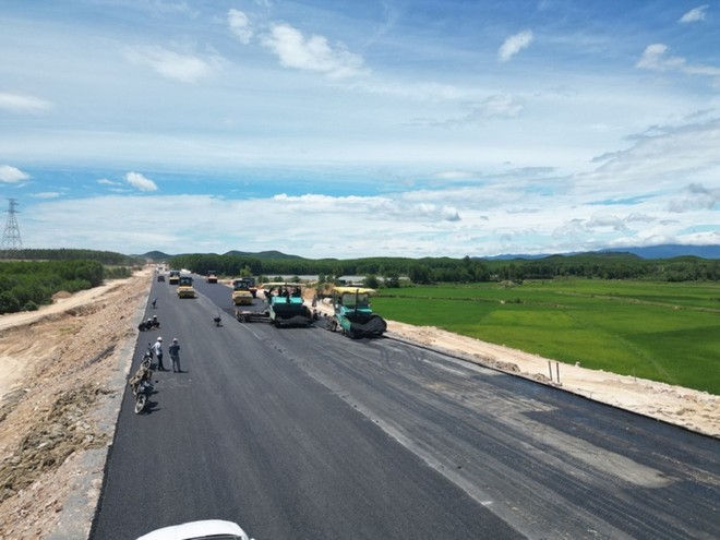 Thi công cao tốc Bắc - Nam, đoạn Vạn Ninh - Cam Lộ.