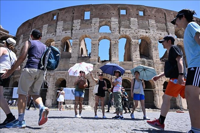 Khách du lịch tham quan Đấu trường La Mã ở Rome, Italy ngày 12/7/2024. Ảnh: THX/TTXVN