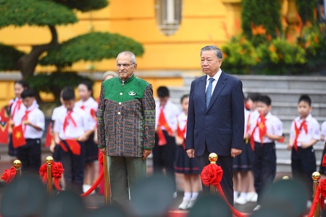 Chủ tịch nước Tô Lâm và Tổng thống Timor-Leste Jose Ramos-Horta trên bục danh dự, nghe quân nhạc cử Quốc thiều hai nước. (Ảnh: Đức Thanh)