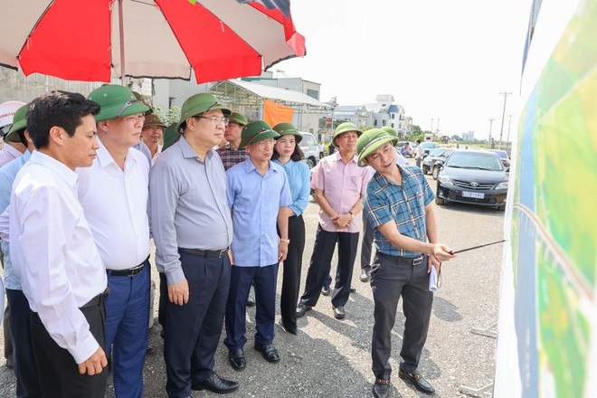 Lãnh đạo tỉnh Nam Định kiểm tra thi công cầu Đống Cao tại xã Yên Nhân (Ý Yên). Ảnh: Viết Dư