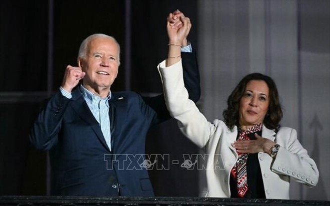 Phó Tổng thống Mỹ Kamala Harris (phải) và Tổng thống Joe Biden tại một sự kiện ở Nhà Trắng ngày 4/7/2024. Ảnh: AP/TTXVN