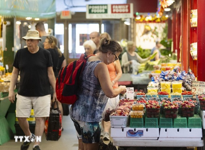 Người dân mua sắm tại một khu chợ ở Toronto, Canada, ngày 16/7/2024. (Ảnh: THX/TTXVN)