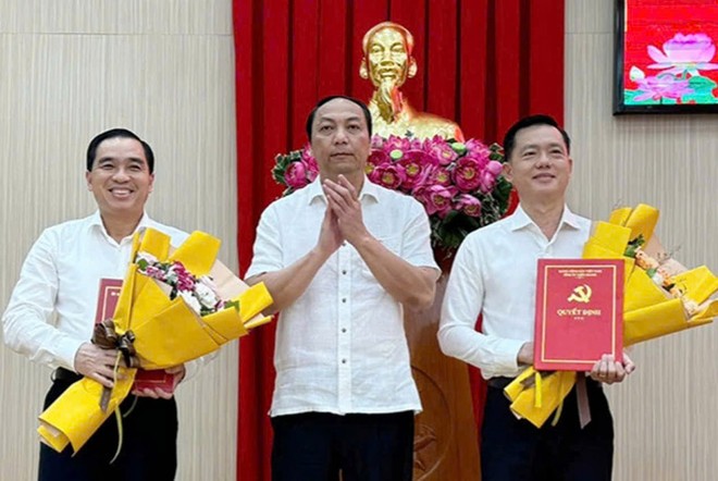 Chủ tịch UBND tỉnh Kiên Giang Lâm Minh Thành trao quyết định cho ông Trần Minh Khoa (bên phải) và ông Huỳnh Quang Hưng (bên trái). Nguồn: baokiengiang.vn