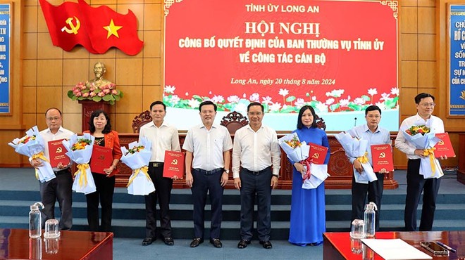 Bí thư Tỉnh ủy Long An Nguyễn Văn Được (thứ 4 từ phải qua), Phó Bí thư Thường trực Tỉnh ủy Long An Nguyễn Thanh Hải (thứ 4 từ trái qua) cùng cán bộ được trao quyết định. Nguồn: longan.gov.vn