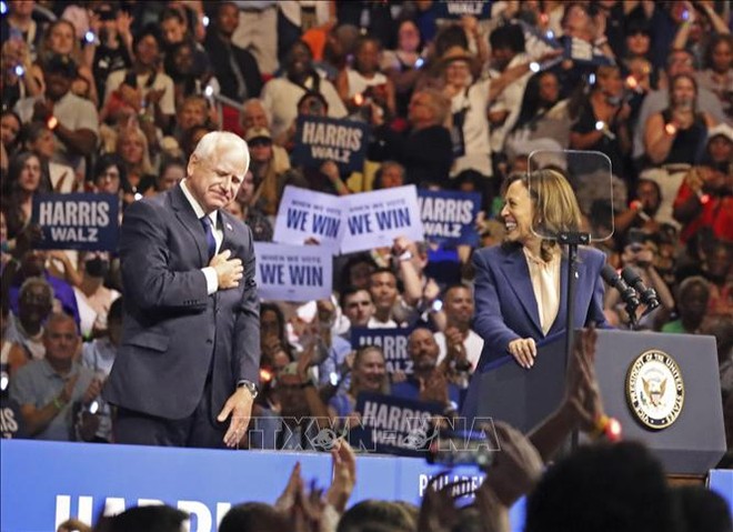 Phó Tổng thống Kamala Harris và người đồng hành tranh cử của bà, Thống đốc bang Minnesota Tim Walz. Ảnh: Kyodo/TTXVN