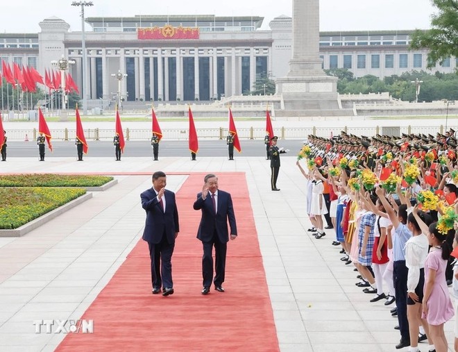 Tổng Bí thư, Chủ tịch nước Trung Quốc Tập Cận Bình và Tổng Bí thư, Chủ tịch nước Tô Lâm vẫy chào các cháu thiếu nhi tại Lễ đón cấp Nhà nước. Ảnh: TTXVN