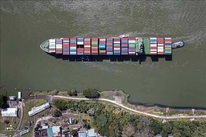 Con tàu di chuyển qua Kênh đào Panama tại Panama City. Ảnh: AFP/TTXVN