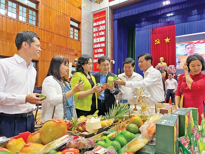 Đại biểu tham quan gian trưng bày nông sản tại Hội nghị Kết nối giao thương - xúc tiến xuất khẩu Long An năm 2023