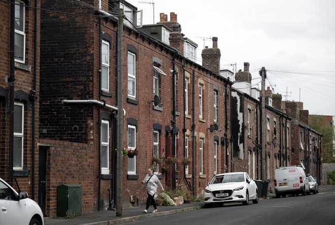 Bên ngoài một khu nhà liền kề ở thành phố Leeds, Vương quốc Anh. Ảnh: Oli Scarff/AFP