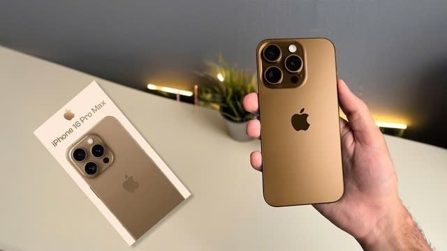 iPhone 16 Pro màu vàng mới được cho là màu nổi bật trong năm nay. Ảnh: Bloomberg