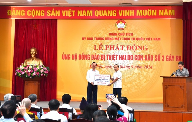 Đại diện ngành Ngân hàng, đồng chí Đào Minh Tú - Phó Thống đốc Thường trực NHNN, Chủ tịch Công đoàn Ngân hàng Việt Nam trao số tiền 38,4 tỷ đồng tại lễ phát động của UBTW MTTQ Việt Nam để ủng hộ đồng bào bị thiệt hại do bão số 3