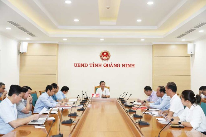 Ông Cao Tường Huy, Chủ tịch UBND tỉnh Quảng Ninh làm việc với huyện Vân Đồn. Ảnh: Quảng Ninh Portal