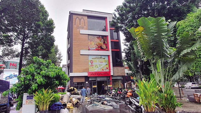 McDonald's gặp khó khi kinh doanh tại thị trường Việt Nam. Trong ảnh: Cửa hàng McDonald's Bến Thành đang tháo dỡ, trả lại mặt bằng. Ảnh: Lê Toàn