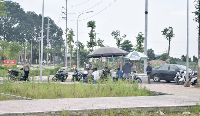 Các hội, nhóm tìm khách mua lại những lô đất đấu giá. Ảnh: Thanh Vũ